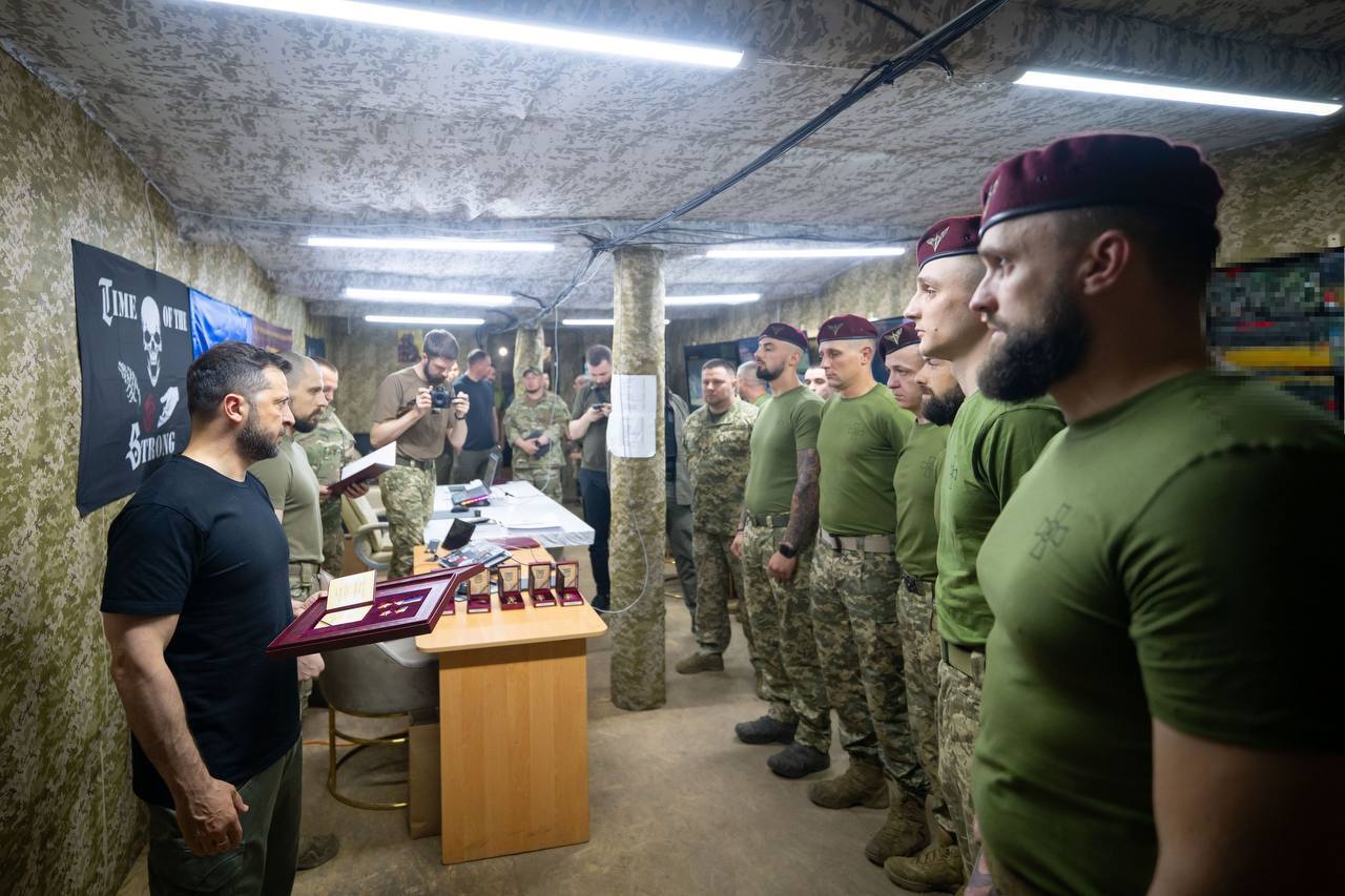 Зеленський побував на Сумському напрямку фронту: які важливі питання обговорив із командирами. Фото