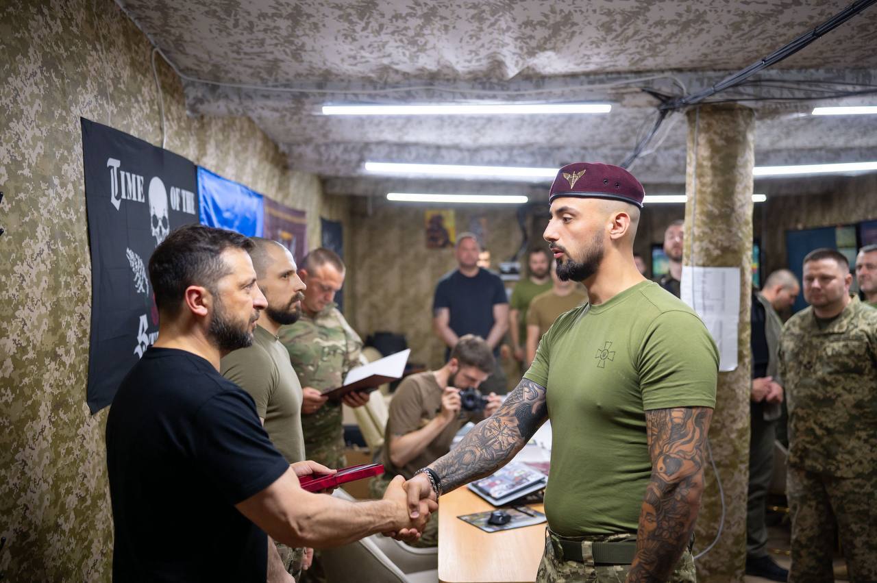 Зеленський побував на Сумському напрямку фронту: які важливі питання обговорив із командирами. Фото