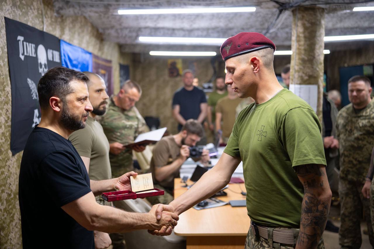 Зеленський побував на Сумському напрямку фронту: які важливі питання обговорив із командирами. Фото