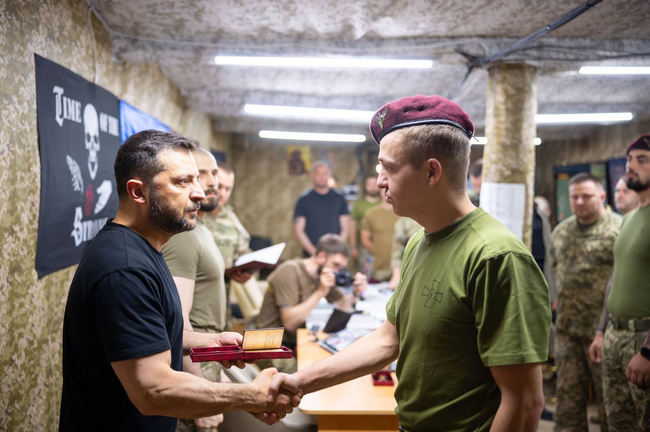 Зеленський побував на Сумському напрямку фронту: які важливі питання обговорив із командирами. Фото