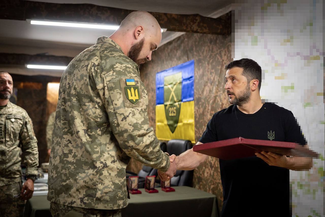 Зеленський побував на Сумському напрямку фронту: які важливі питання обговорив із командирами. Фото