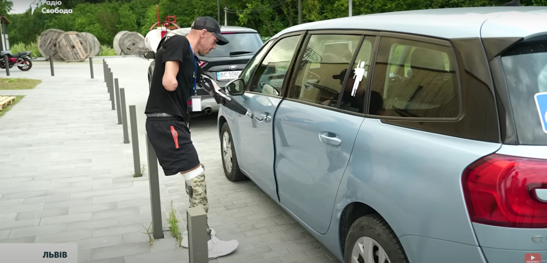 "Еду как обычный человек": защитник, который потерял все конечности на войне с Россией, снова сел за руль и поразил сеть. Видео