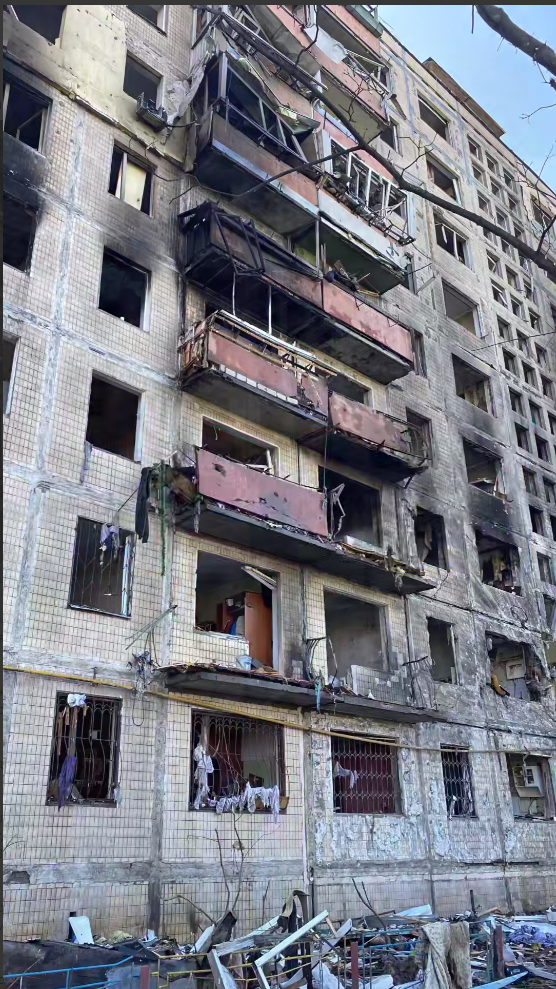 Відновлення пошкоджених обстрілами РФ будинків у Києві: у КМДА розповіли подробиці. Відео