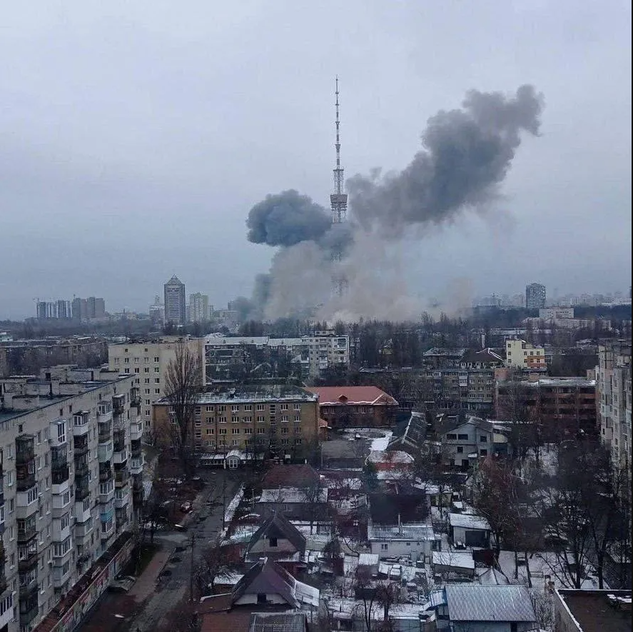 Командували ракетним ударом по Київській телевежі: СБУ повідомила про підозру двом окупантам. Фото та відео