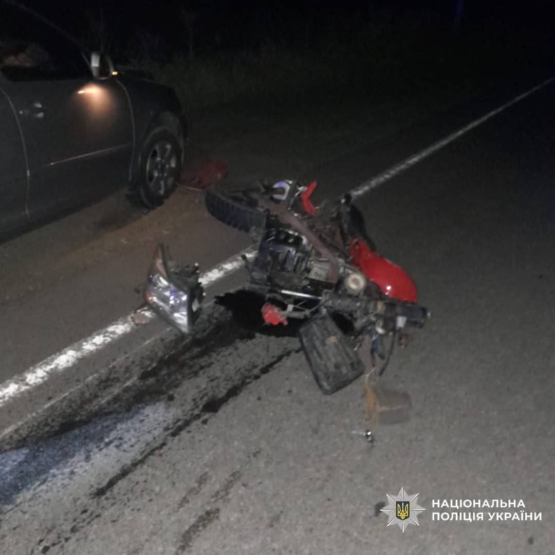 На Харківщині троє підлітків потрапили у ДТП на мотоциклі: один із них у вкрай важкому стані. Фото