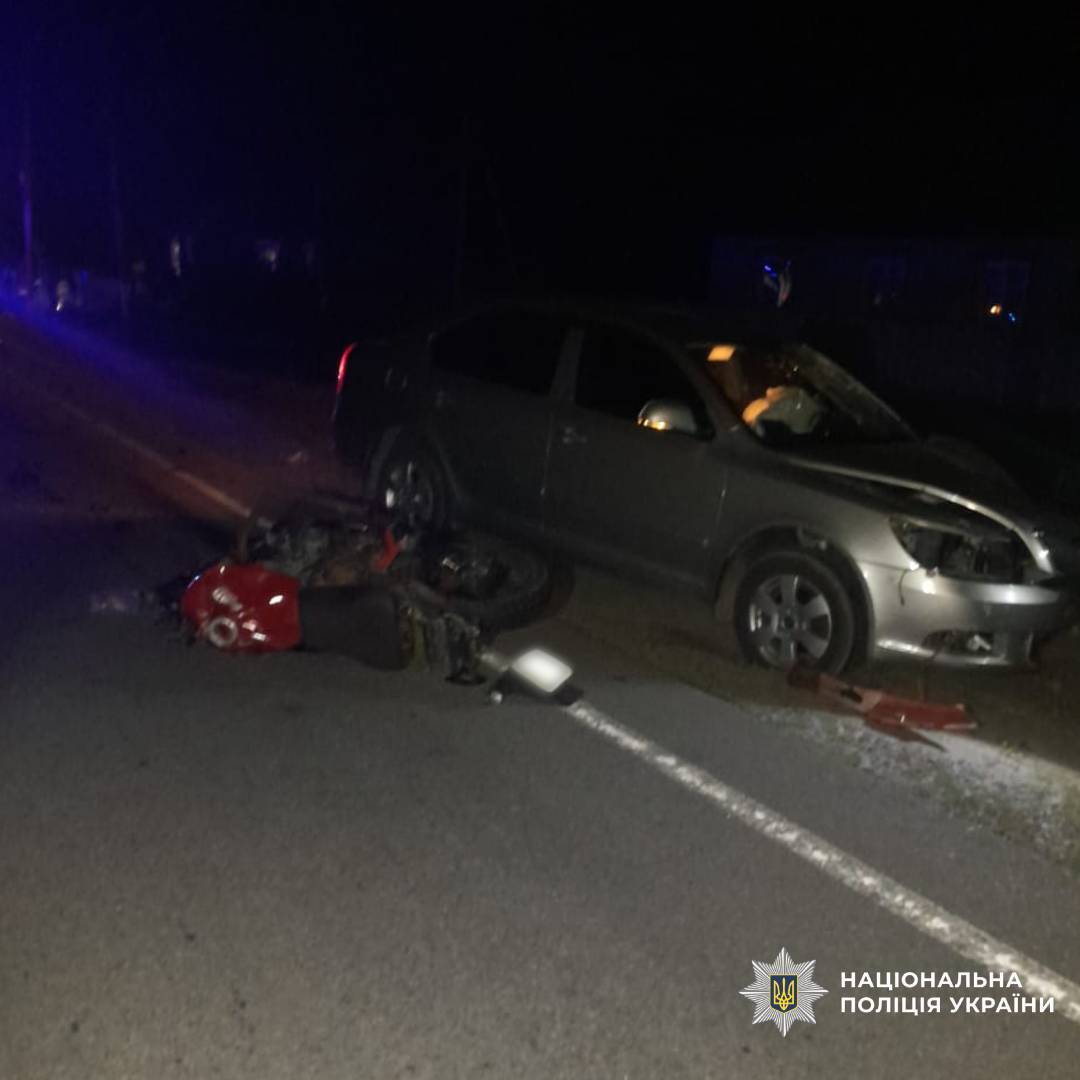 На Харківщині троє підлітків потрапили у ДТП на мотоциклі: один із них у вкрай важкому стані. Фото