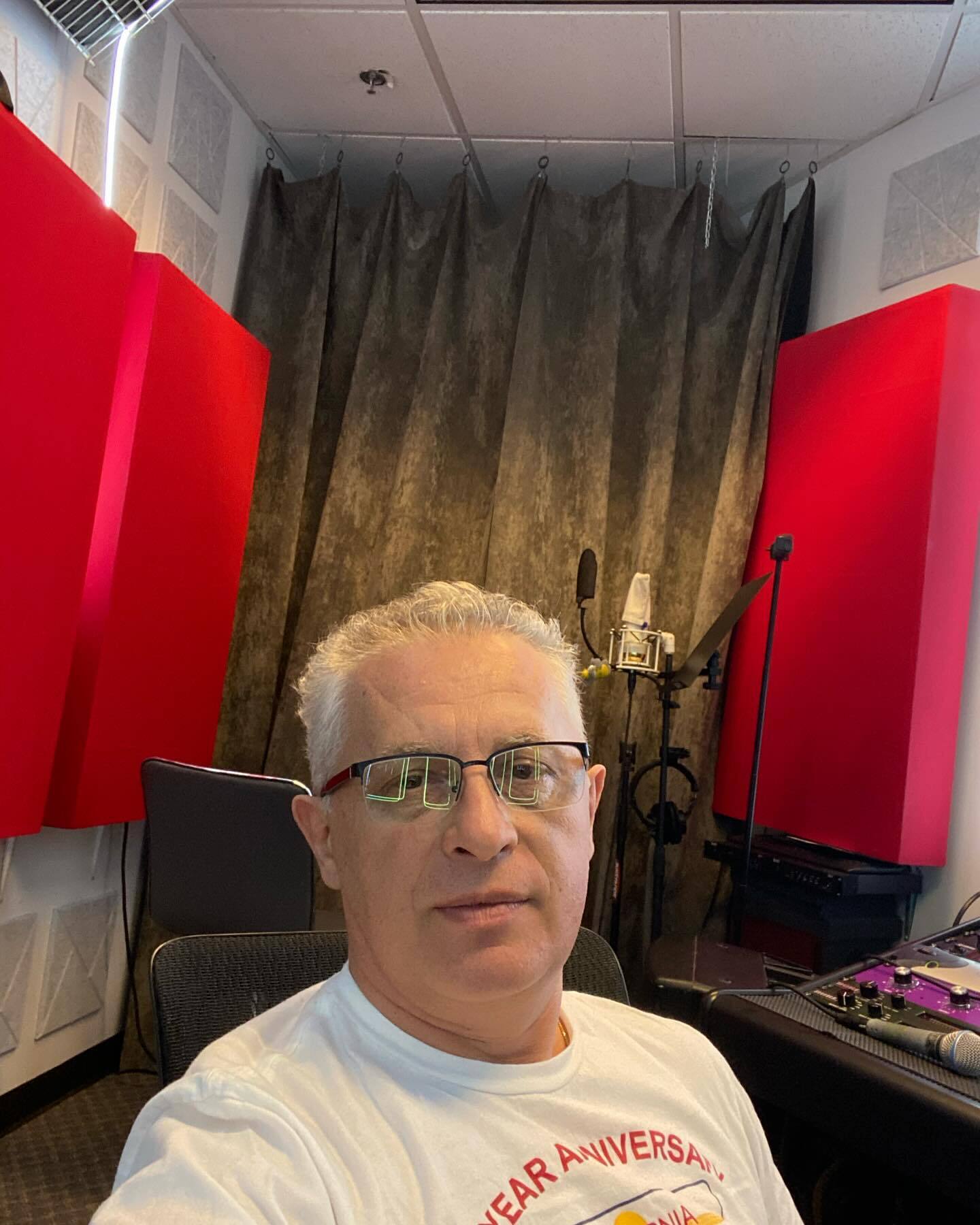 "Це клоуни на сцені". Заслужений артист України, який виїхав до США, жорстоко "пройшовся" по сучасних українських виконавцях