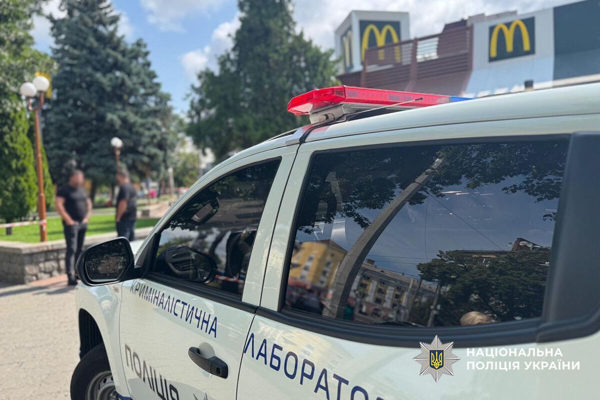 У Черкасах чоловік влаштував стрілянину в закладі харчування: його затримали. Фото, відео і всі подробиці