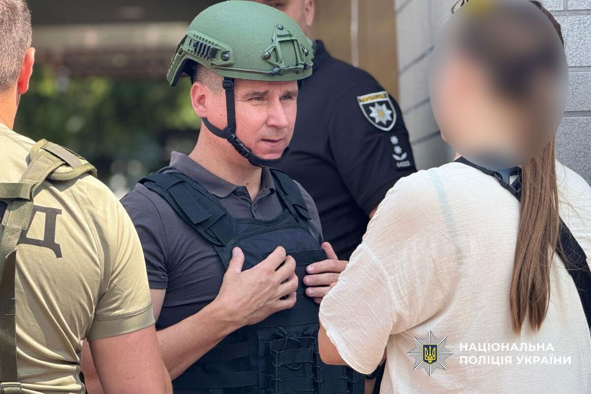 У Черкасах чоловік влаштував стрілянину в закладі харчування: його затримали. Фото, відео і всі подробиці