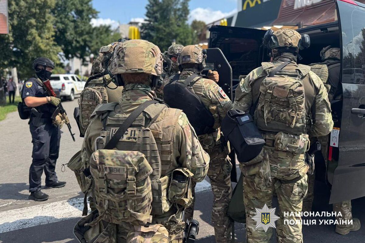 У Черкасах чоловік влаштував стрілянину в закладі харчування: його затримали. Фото, відео і всі подробиці