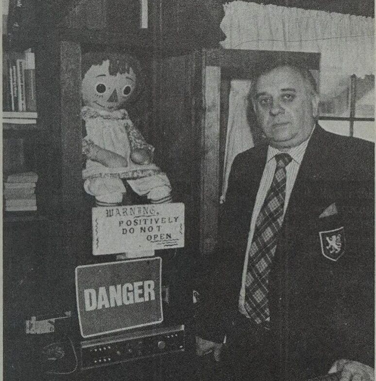 "Почему этого никто не заметил?" На новом фото "проклятой" куклы Анабель разглядели жуткую деталь