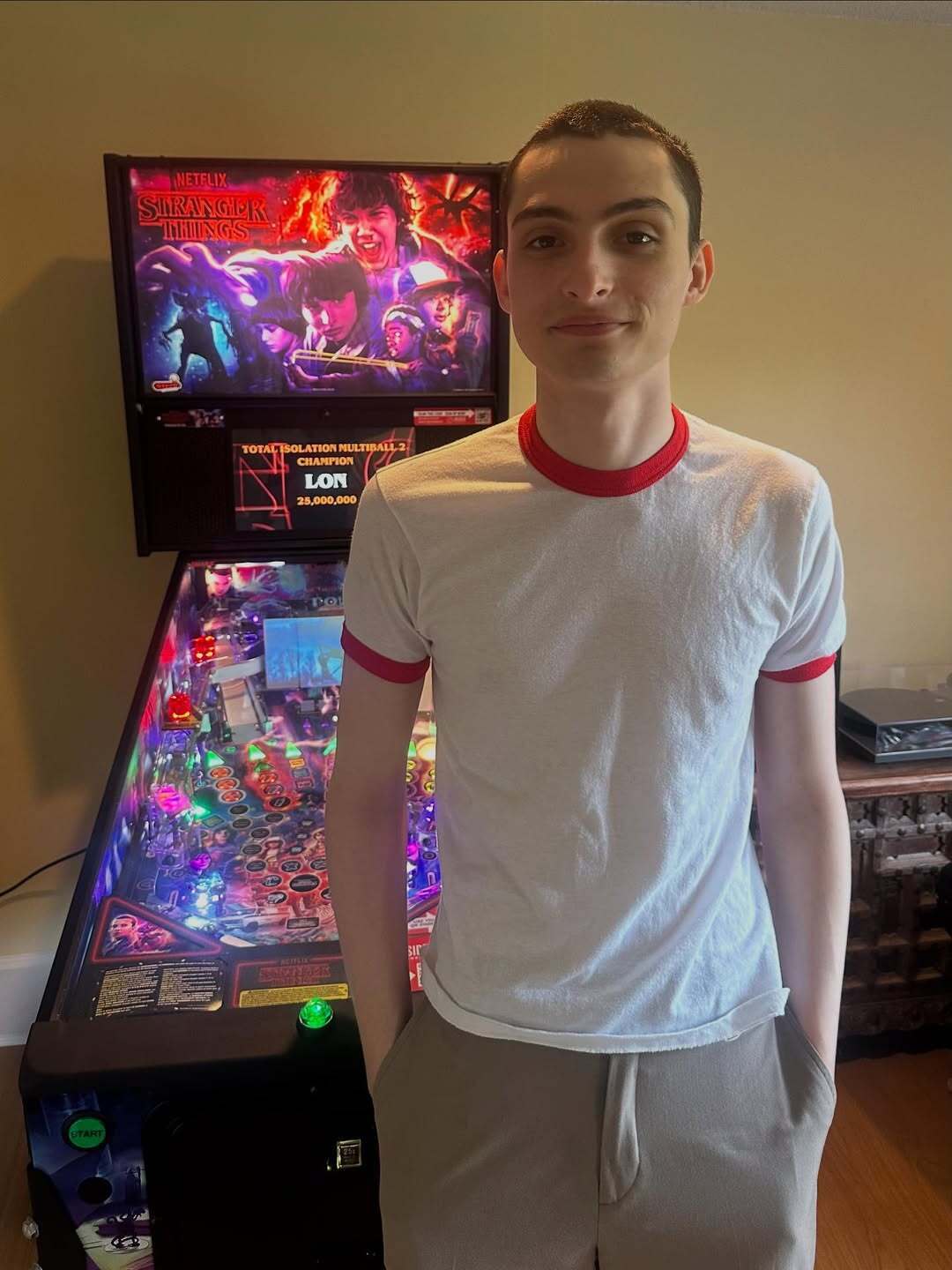 Зірка "Дивних див" розповів, як кожного місяця допомагає Україні