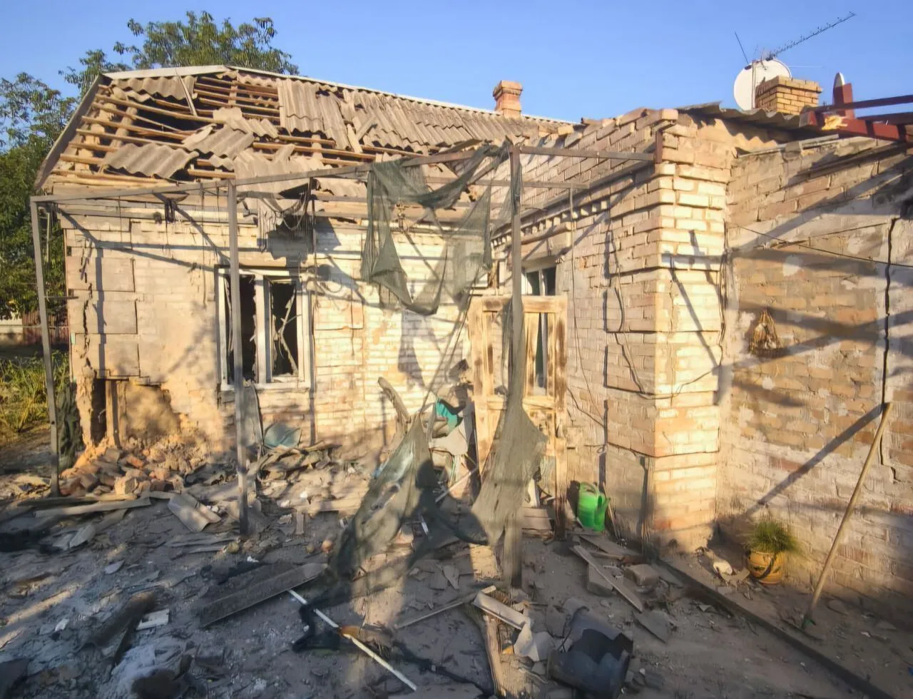 РФ вдарила "Шахедами" по Дніпру та області: спалахнули пожежі, постраждали четверо людей.  Фото