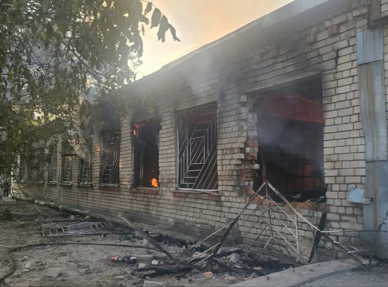 РФ вдарила "Шахедами" по Дніпру та області: спалахнули пожежі, постраждали четверо людей.  Фото