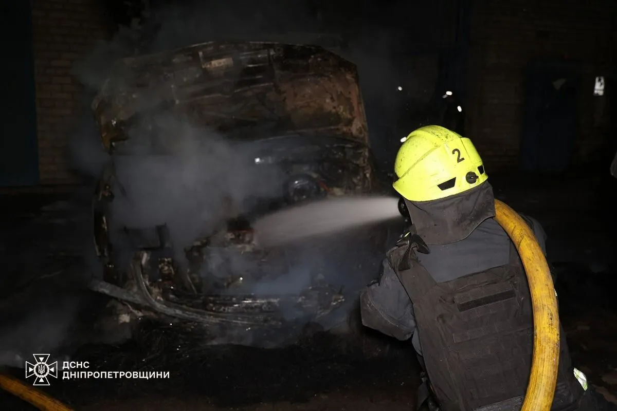 РФ вдарила "Шахедами" по Дніпру та області: спалахнули пожежі, постраждали четверо людей.  Фото
