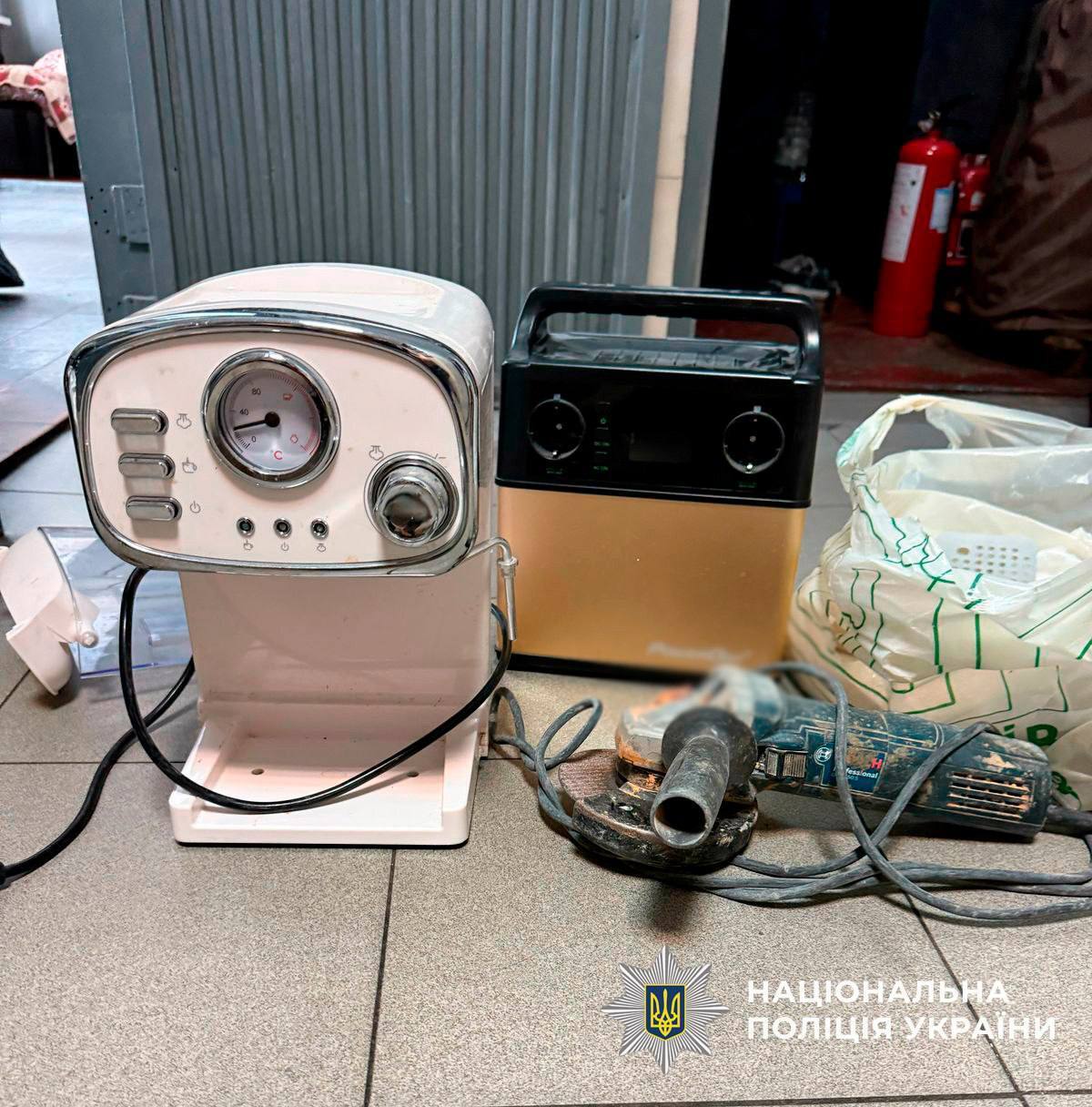 Вместо того, чтобы ремонтировать, обокрал квартиру в первый день: в Киеве задержали злоумышленника. Фото