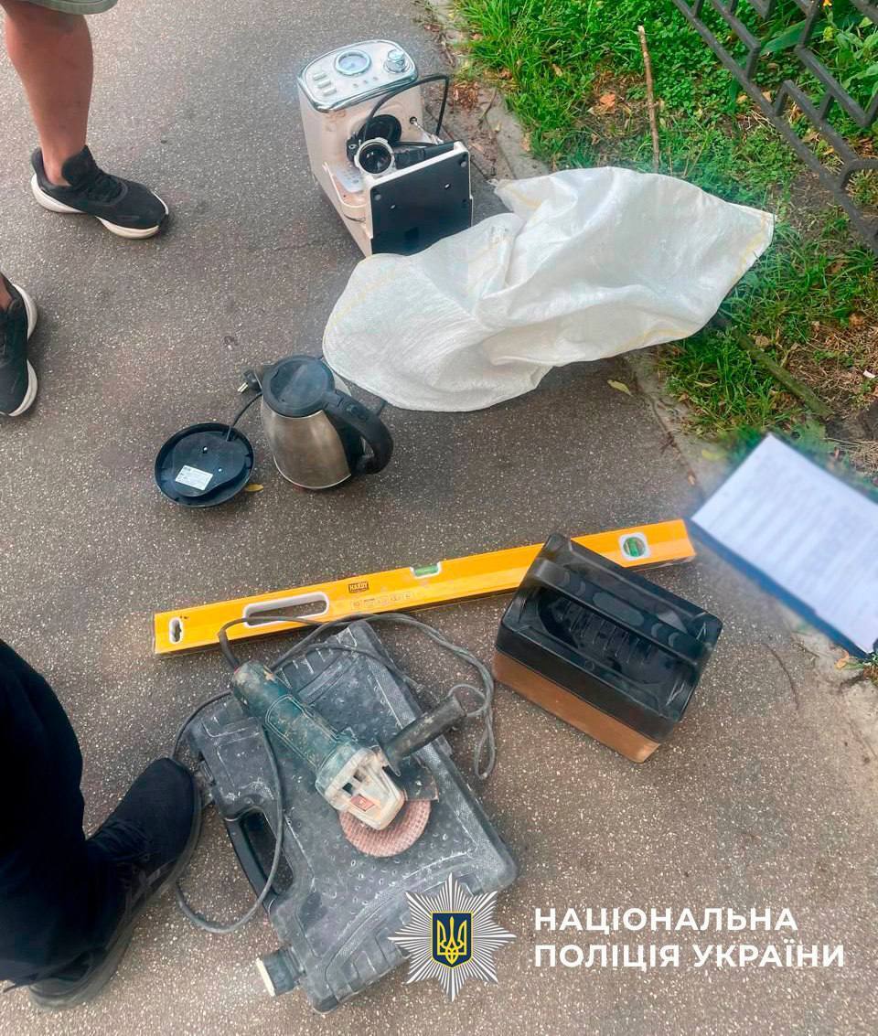 Вместо того, чтобы ремонтировать, обокрал квартиру в первый день: в Киеве задержали злоумышленника. Фото