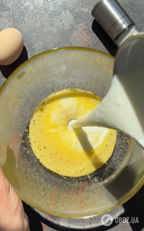 Что нужно сделать с кефиром на оладьи, чтобы они получились пышными и нежными: простой секрет