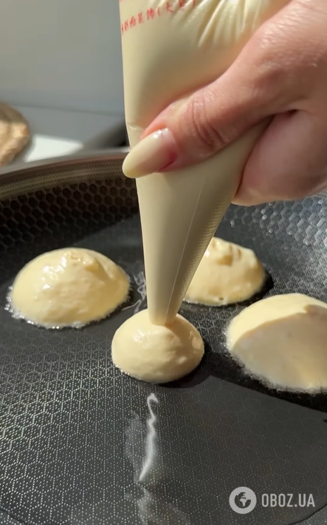 Что нужно сделать с кефиром на оладьи, чтобы они получились пышными и нежными: простой секрет