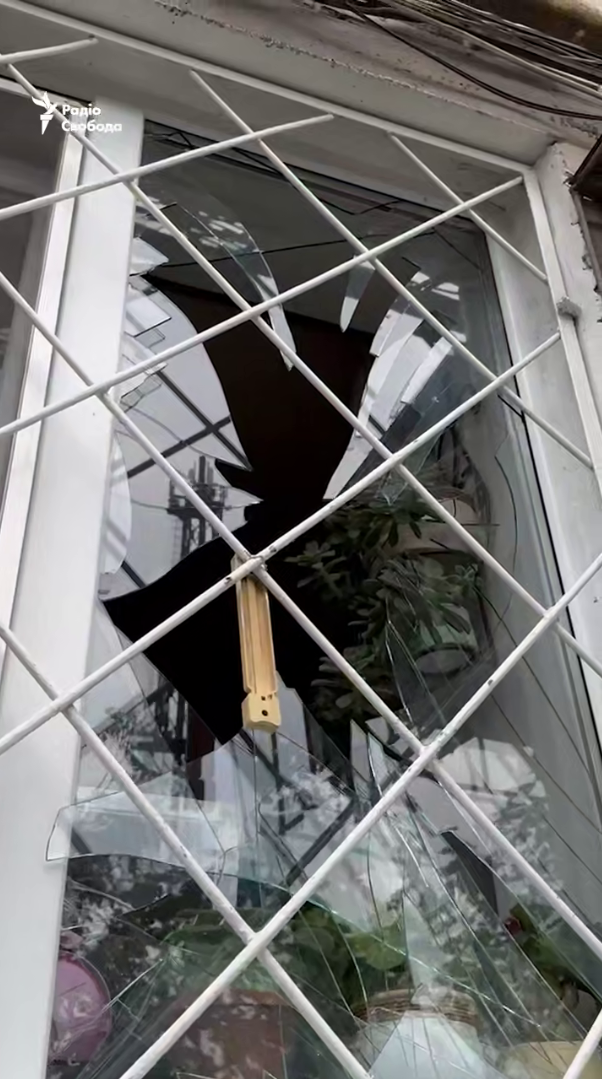 "Взрывов было много, стекло везде": появилось новое видео последствий атаки РФ на Днепр и рассказ очевидицы