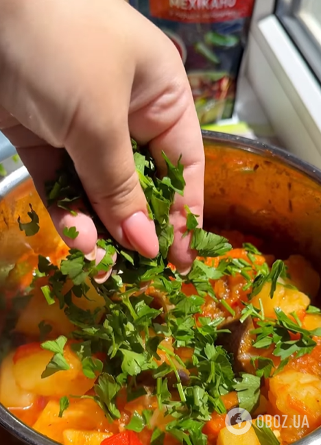 Самый вкусный тушеный картофель с мясом: добавьте перец и баклажаны