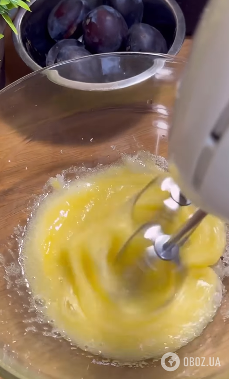 Який смачний пиріг приготувати зі сливами: дуже пухке тісто та золотиста скоринка зверху