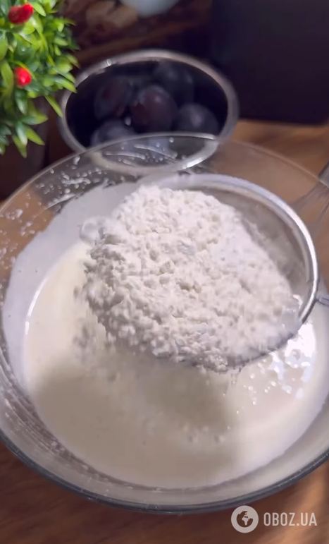 Який смачний пиріг приготувати зі сливами: дуже пухке тісто та золотиста скоринка зверху