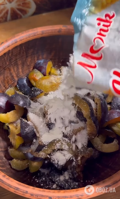 Який смачний пиріг приготувати зі сливами: дуже пухке тісто та золотиста скоринка зверху