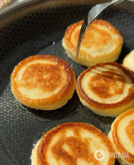 Что нужно сделать с кефиром на оладьи, чтобы они получились пышными и нежными: простой секрет