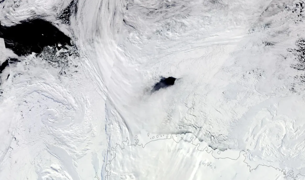 В Антарктиді прямо серед льоду зʼявилася величезна діра: вчені знайшли причину