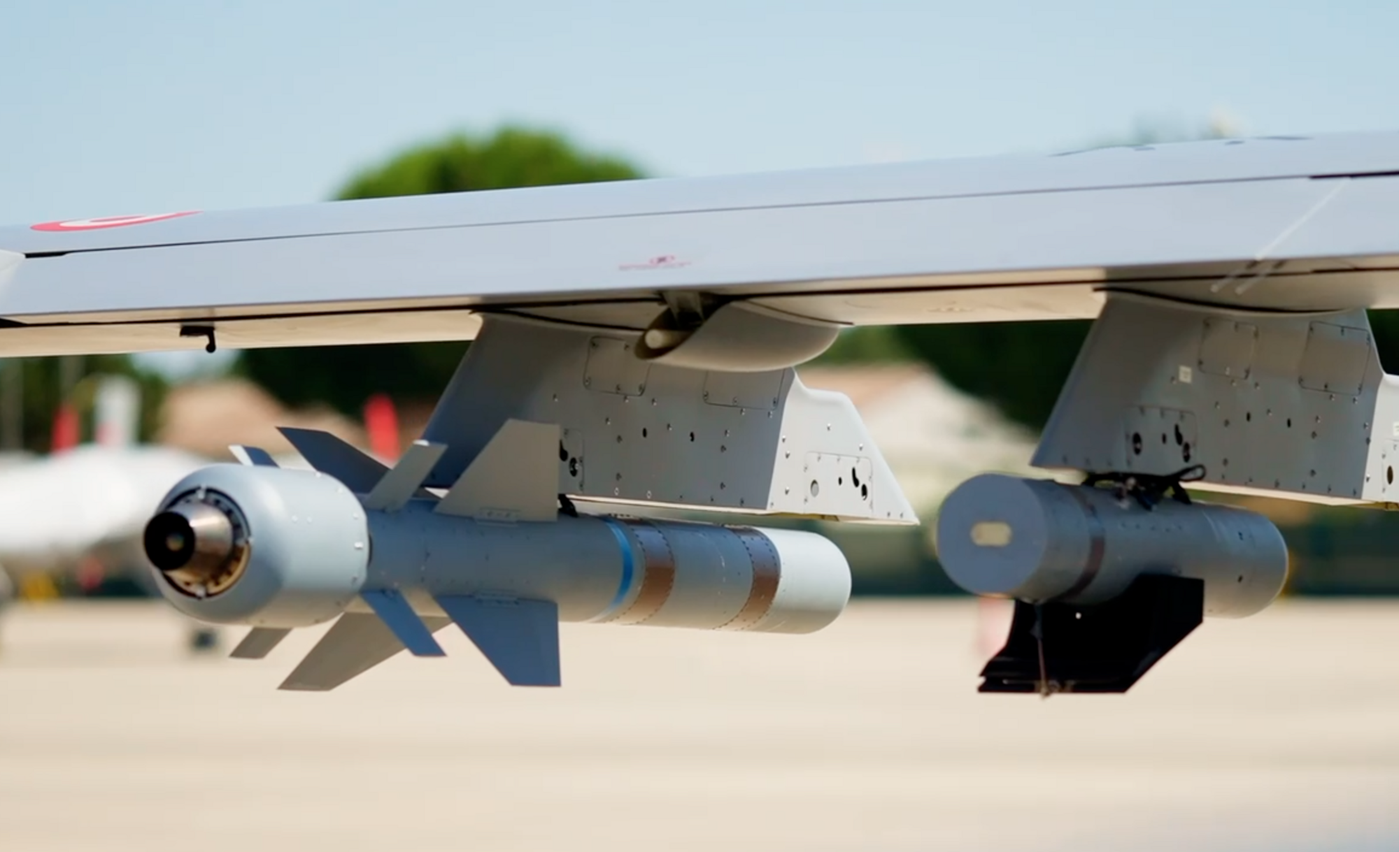 Турецький безпілотник з українськими двигунами здійснив успішні стрільби "розумними" ракетами. Відео