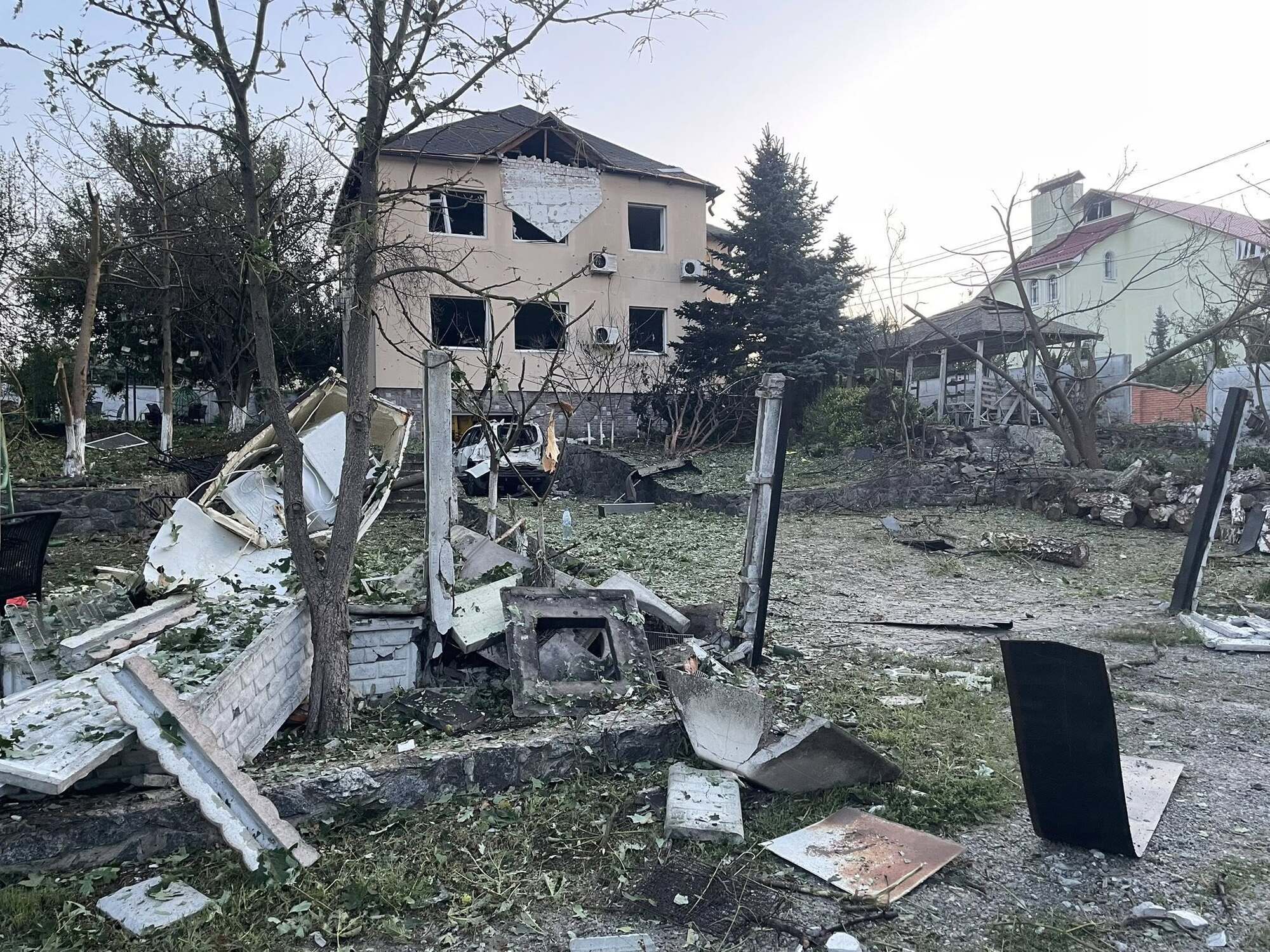 Дом ресторатора Сичкарь был поврежден в результате российской атаки на Киевщину. Фото