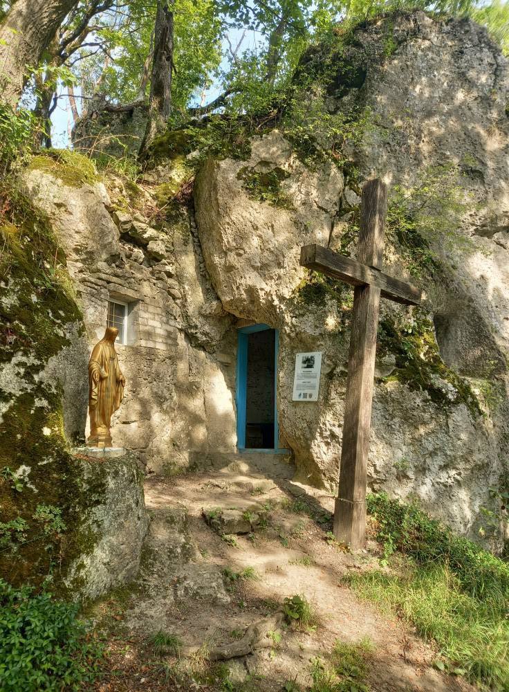 На Тернопільщині спотворили Печеру відлюдника: що сталося з язичницьким святилищем. Фото