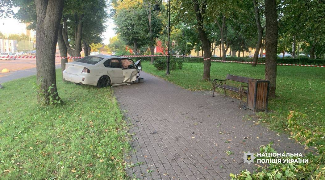 В Киеве пьяный водитель легковушки влетел в Куреневский парк и травмировал двух женщин. Подробности и фото