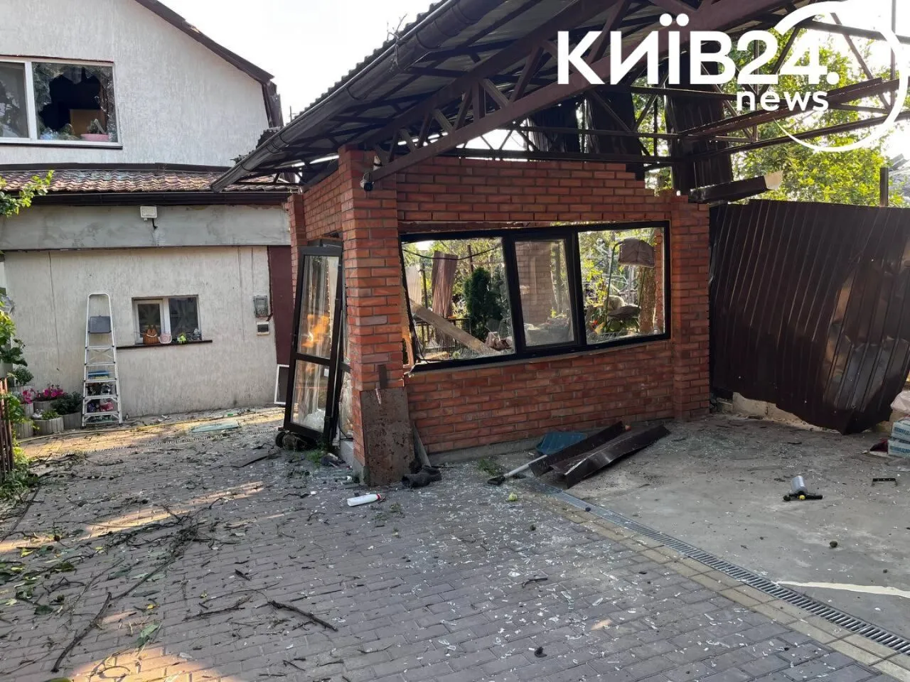 Окупанти атакували Київщину дронами: стались пожежі, є постраждалі. Фото, відео