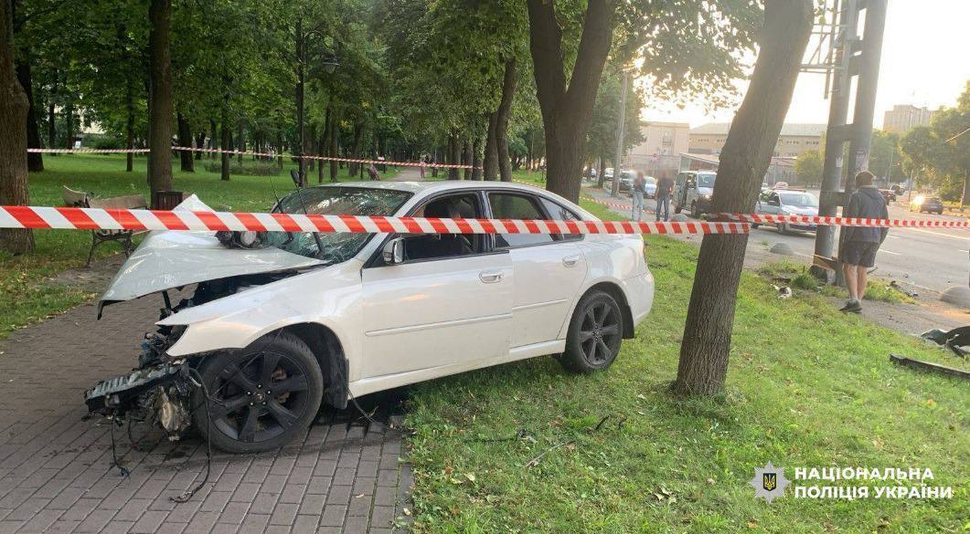 В Киеве пьяный водитель легковушки влетел в Куреневский парк и травмировал двух женщин. Подробности и фото