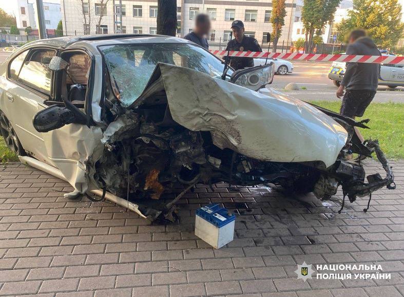 В Киеве пьяный водитель легковушки влетел в Куреневский парк и травмировал двух женщин. Подробности и фото