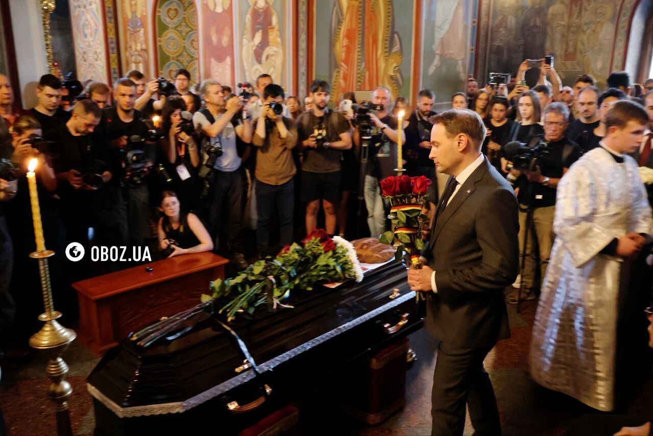 У Києві попрощалися з журналісткою Рощиною, яка загинула в російському полоні. Фото і відео