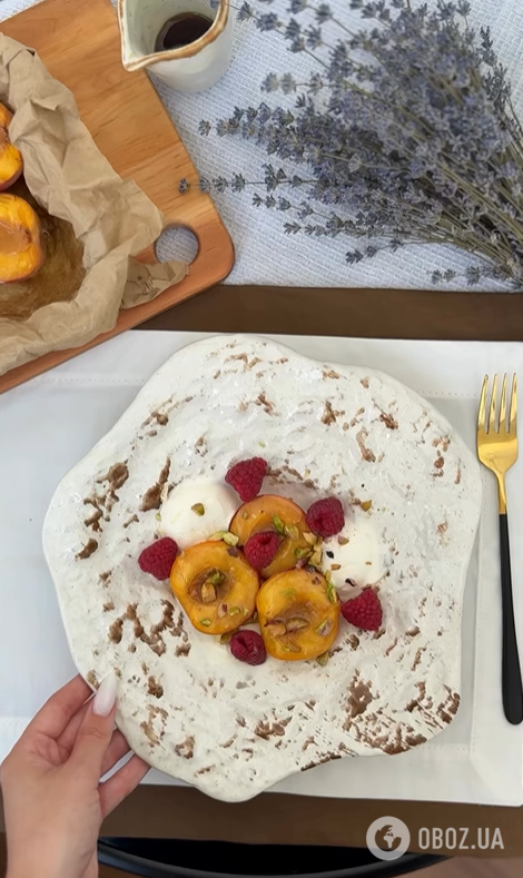 Персики с мороженым: десерт, который стоит приготовить этим летом