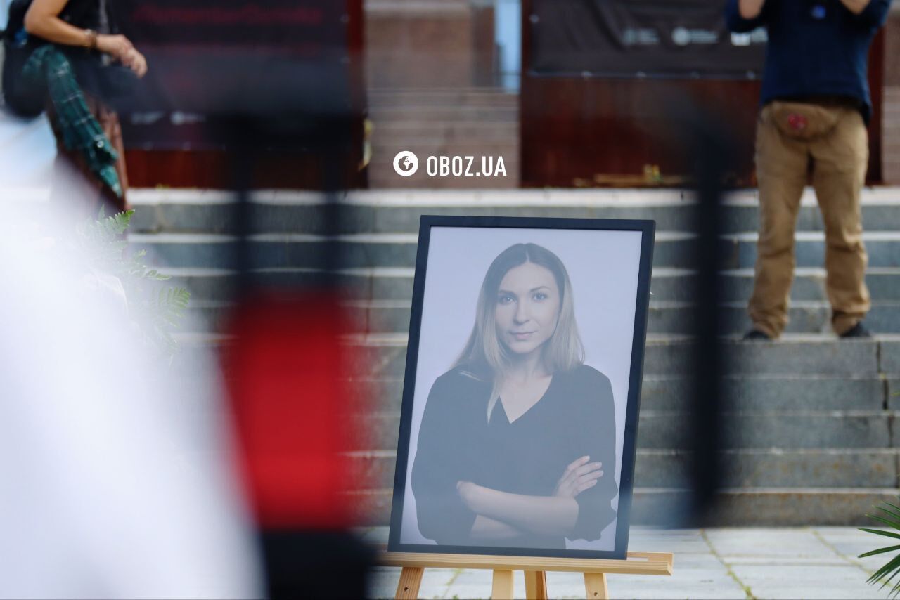 У Києві попрощалися з журналісткою Рощиною, яка загинула в російському полоні. Фото і відео