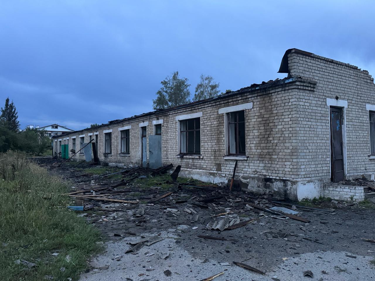 На Харківщині три дрони поцілили у лікарню: будівля повністю зруйнована. Фото