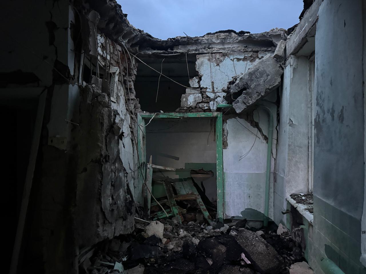 На Харківщині три дрони поцілили у лікарню: будівля повністю зруйнована. Фото