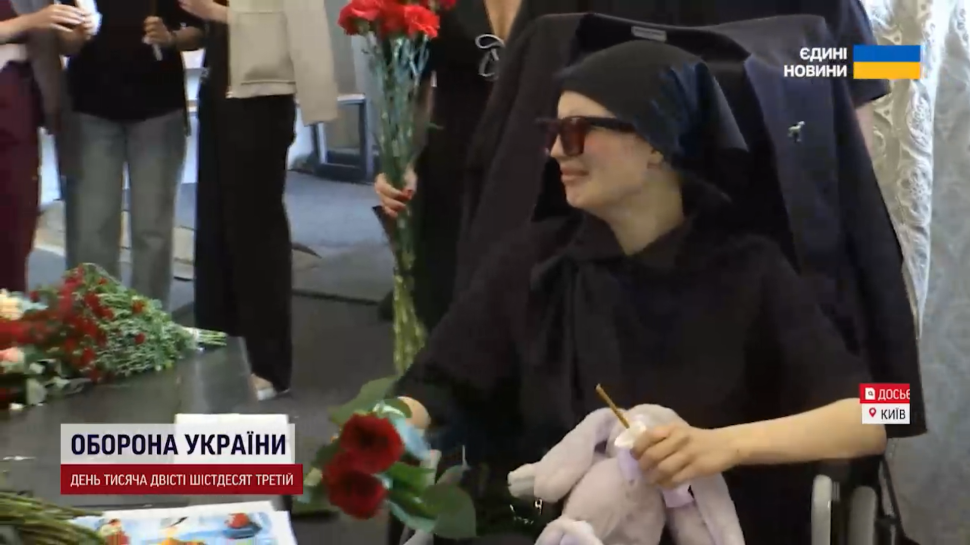 У Києві попрощалися із подружжям Осінцевих, донька яких вижила після російської атаки 31 липня. Відео