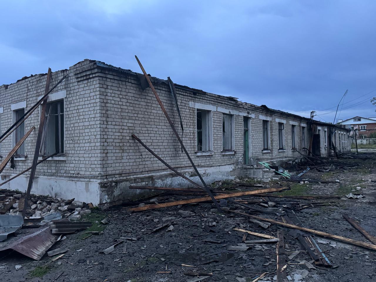 На Харківщині три дрони поцілили у лікарню: будівля повністю зруйнована. Фото