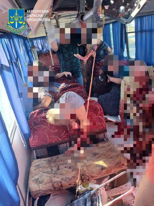 В пригороде Херсона российские оккупанты дважды ударили дроном по автобусу: есть погибшие, много раненых