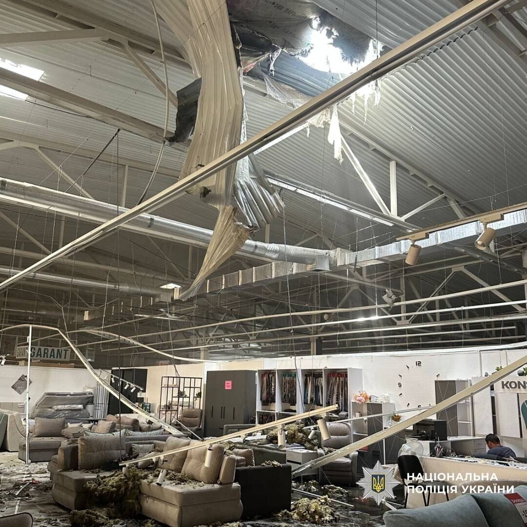 Росія атакувала магазин у Харкові: п'ятьох постраждалих забрали до лікарні. Фото