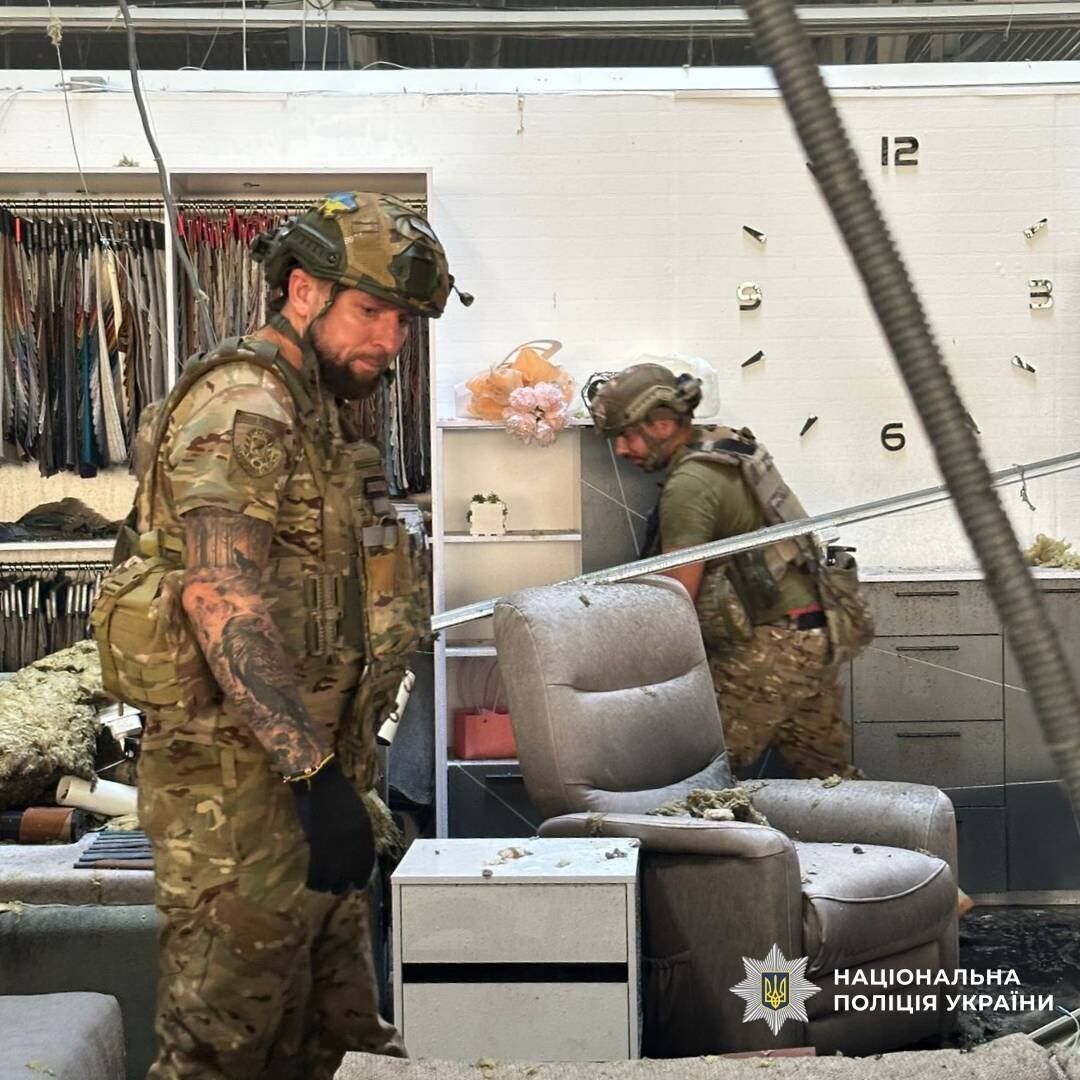 Росія атакувала магазин у Харкові: п'ятьох постраждалих забрали до лікарні. Фото