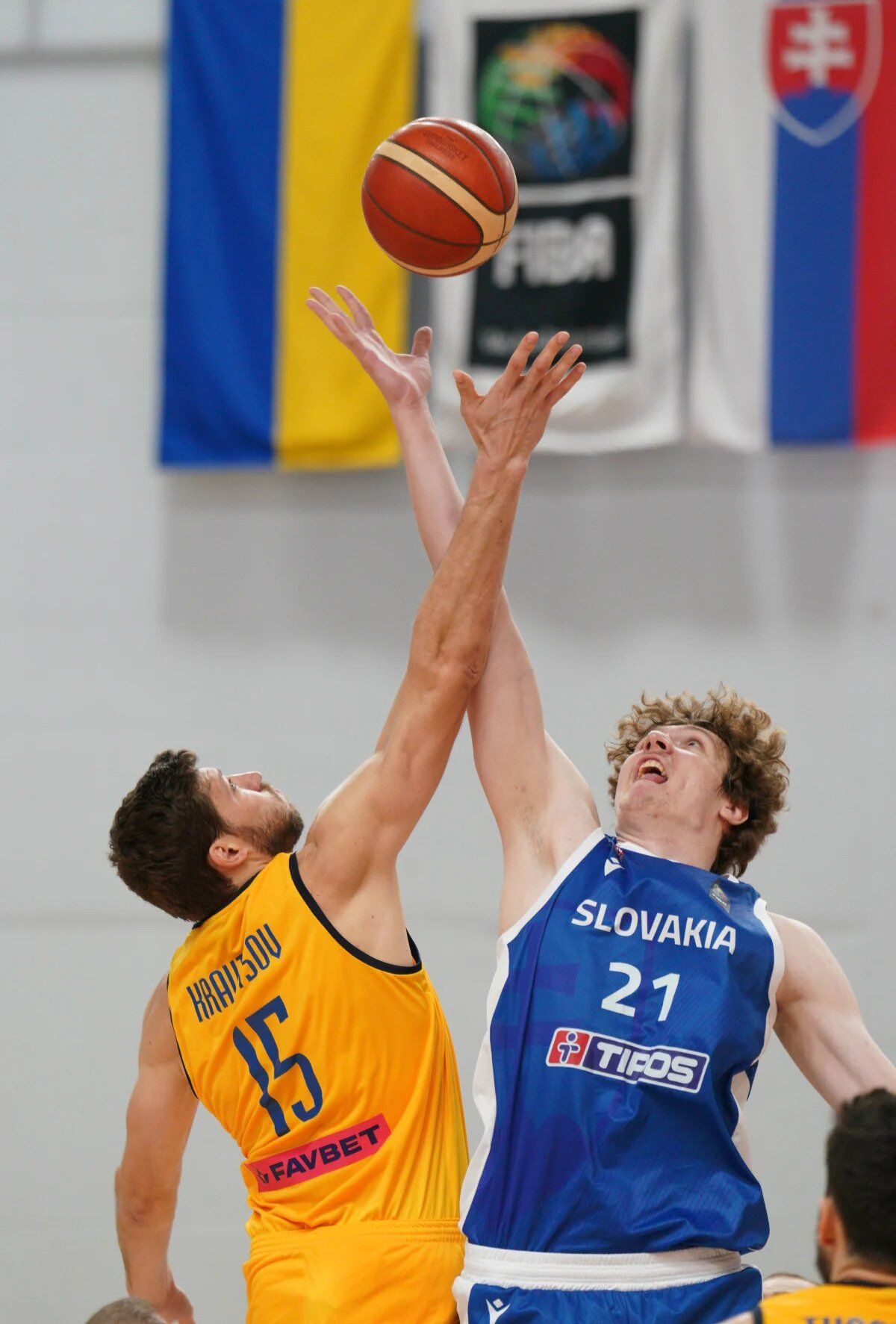 Камбэк и шедевр с центра поля: Украина добыла первую победу в пре-квалификации к ЧМ-2027 по баскетболу. Видео