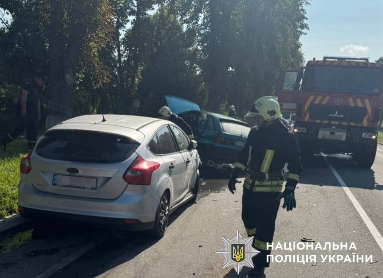 На Киевщине столкнулись две легковушки: одна из машин загорелась, есть пострадавшая. Фото