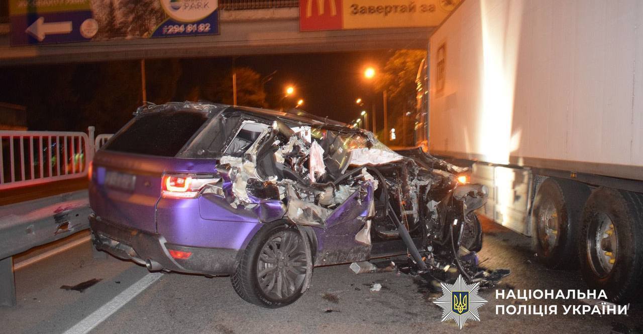В Киеве пьяный водитель-иностранец элитного внедорожника устроил масштабное ДТП: есть пострадавшая. Фото